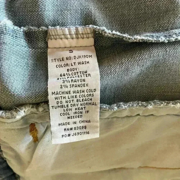 Cavalini denim / jean jacket, like new condition, medium wash, women’s Small - Picture 4 of 4